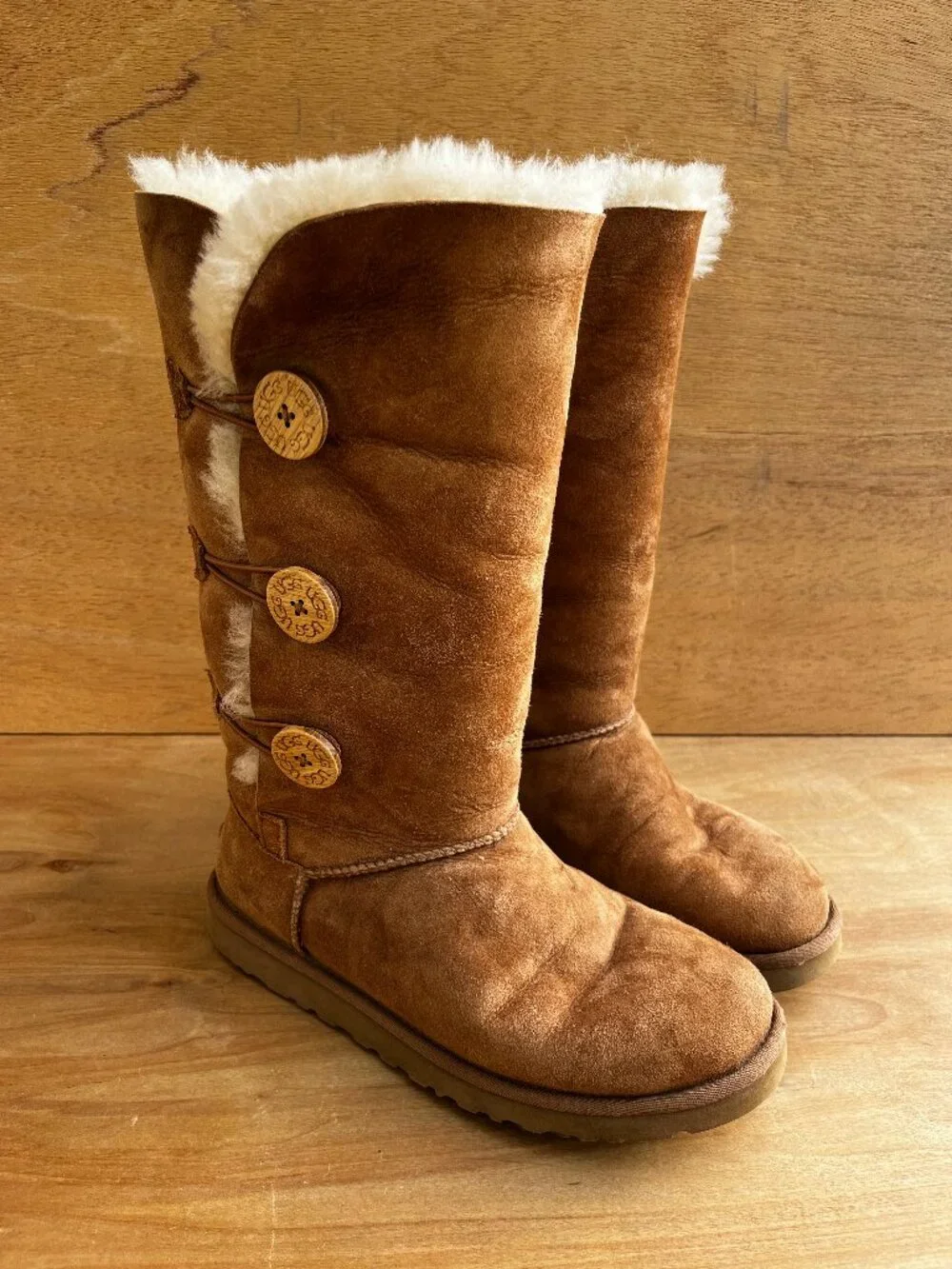UGG BAILEY BUTTON TRIPLET CHESTNUT SUEDE MID CALF BOOTS Women’s sz 9 F19010G